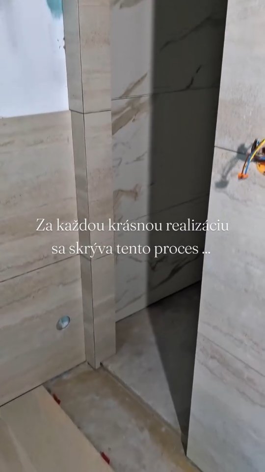 Nie každý vidí, čo všetko sa skrýva za hotovým interiérom.

Hodiny plánovania, koordinácie remeselníkov, kontroly detailov, riešenia nečakaných situácií a desiatky rozhodnutí, ktoré zabezpečia, aby na konci všetko dokonale fungovalo.

Práve proces realizácie rozhoduje o tom, či bude výsledok nielen krásny, ale aj kvalitný a funkčný na dlhé roky.

My sme pri každom kroku – od prvého návrhu až po odovzdanie hotového priestoru.

#StudioBase #RealizaciaInterieru #InterierNaKluc #Rekonstrukcia #InteriorDesign Slovakia HomeDesign DetailRobiRozdiel